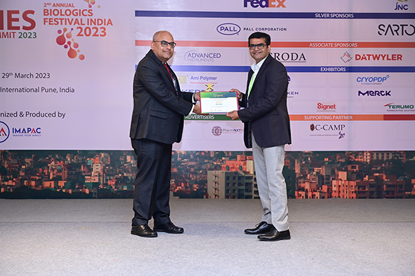 Ganesh Bade – Head of Biopharma India Middle East & Africa (IMEA), Avantor (right) receiving the accolade at the Awards ceremony.